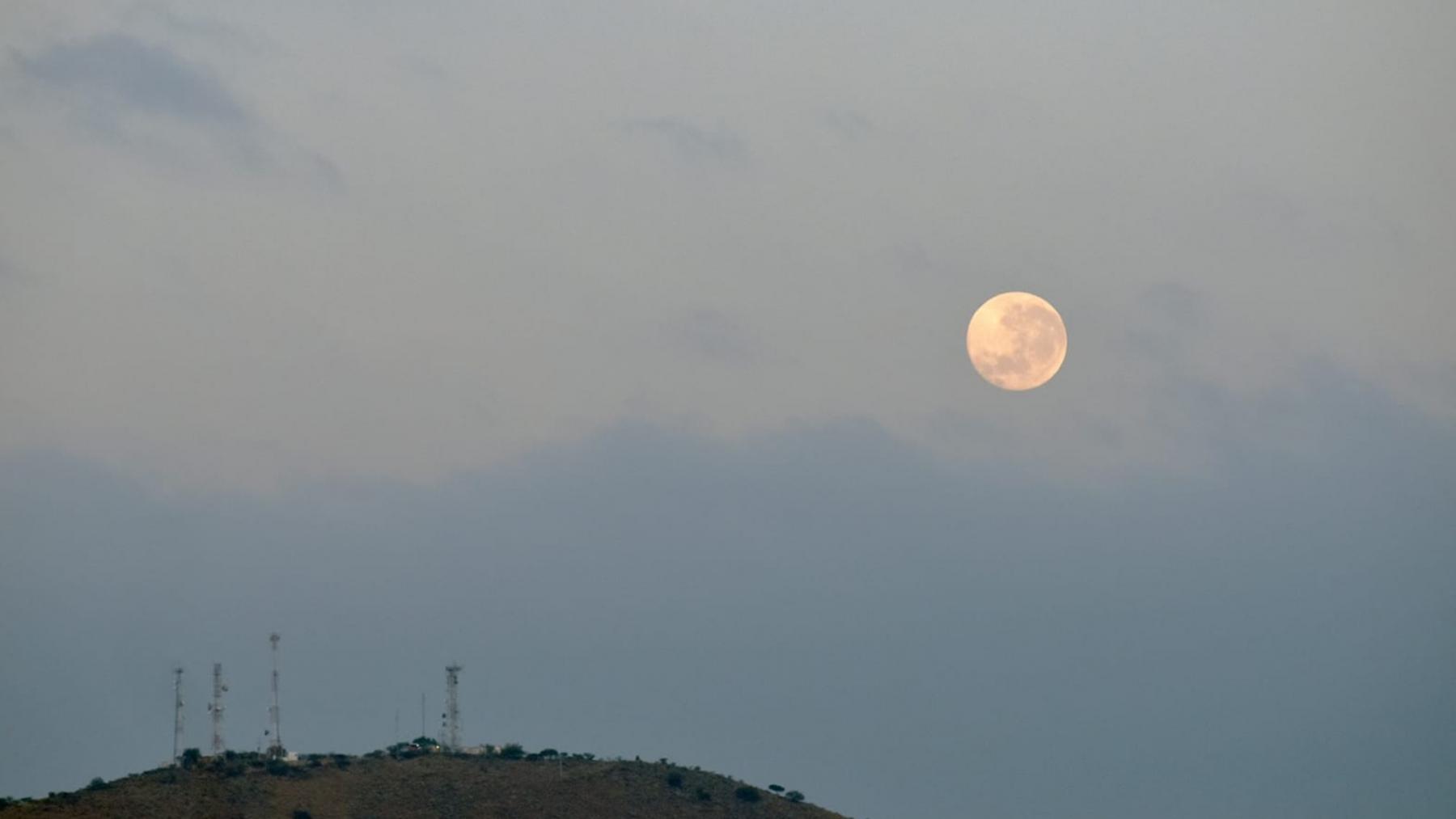  Superluna, la madrugada del 20 de agosto en el cerro Picacho de La Pintada frente al Observatorio Astronómico.